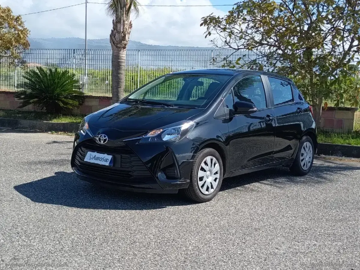 Usata Toyota Yaris Cool 72 CV (52 kW) 2019 Nero Berlina