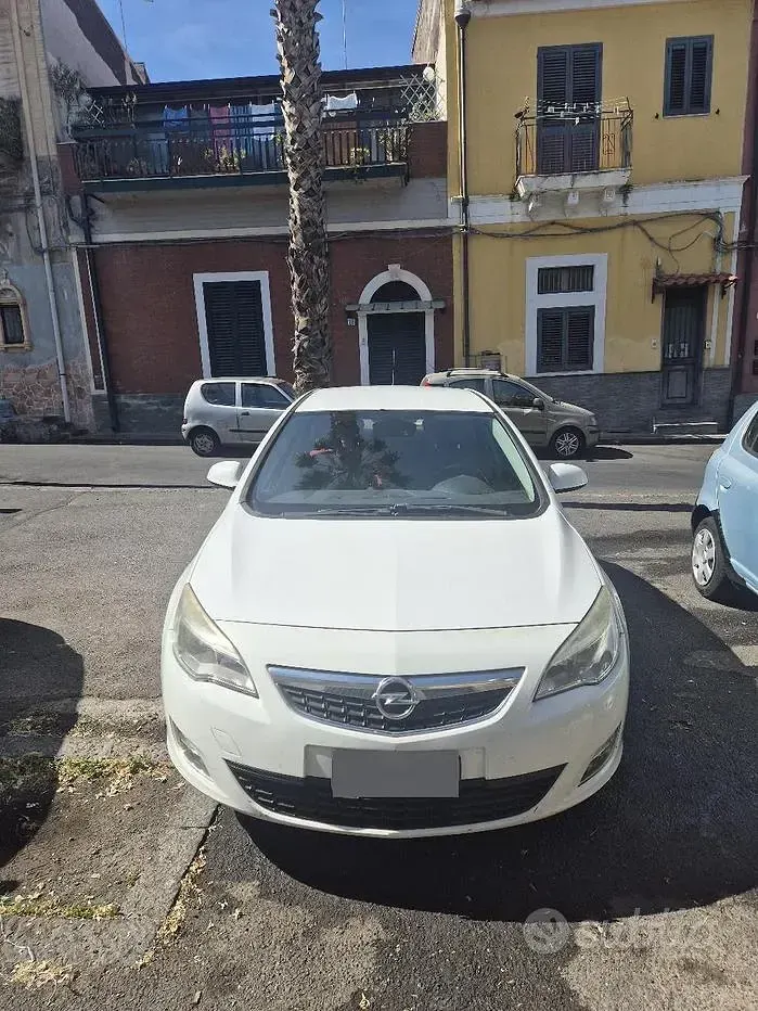 Usata Opel Astra 110 CV (80 kW) 2011 Bianco Berlina