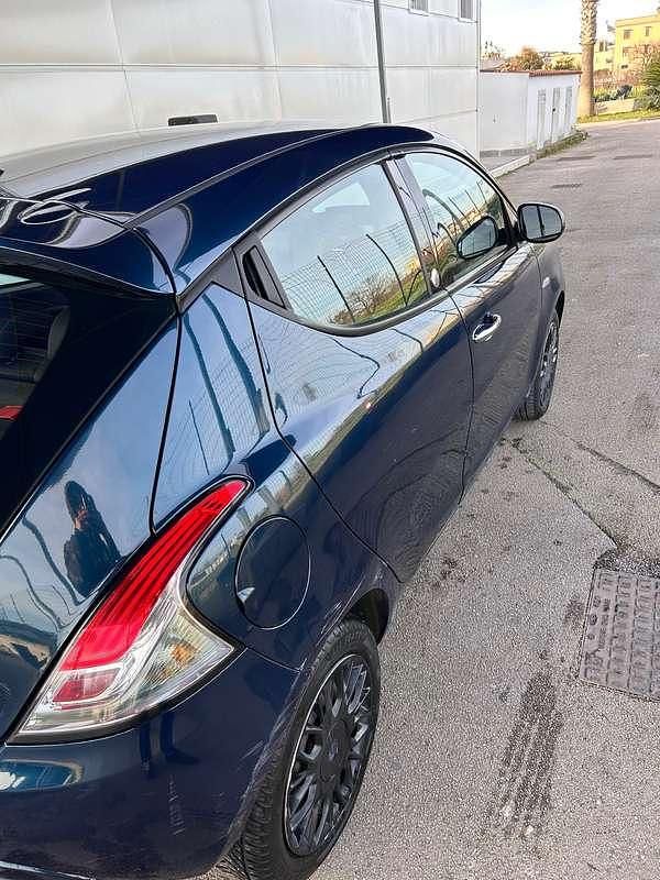 Usata Lancia Ypsilon Silver 69 CV (50 kW) 2017 Blu/azzurro Utilitaria