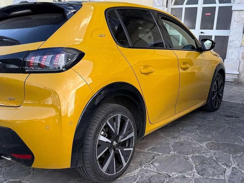 Usata Peugeot 208 GT 102 CV (75 kW) 2022 Oro Utilitaria
