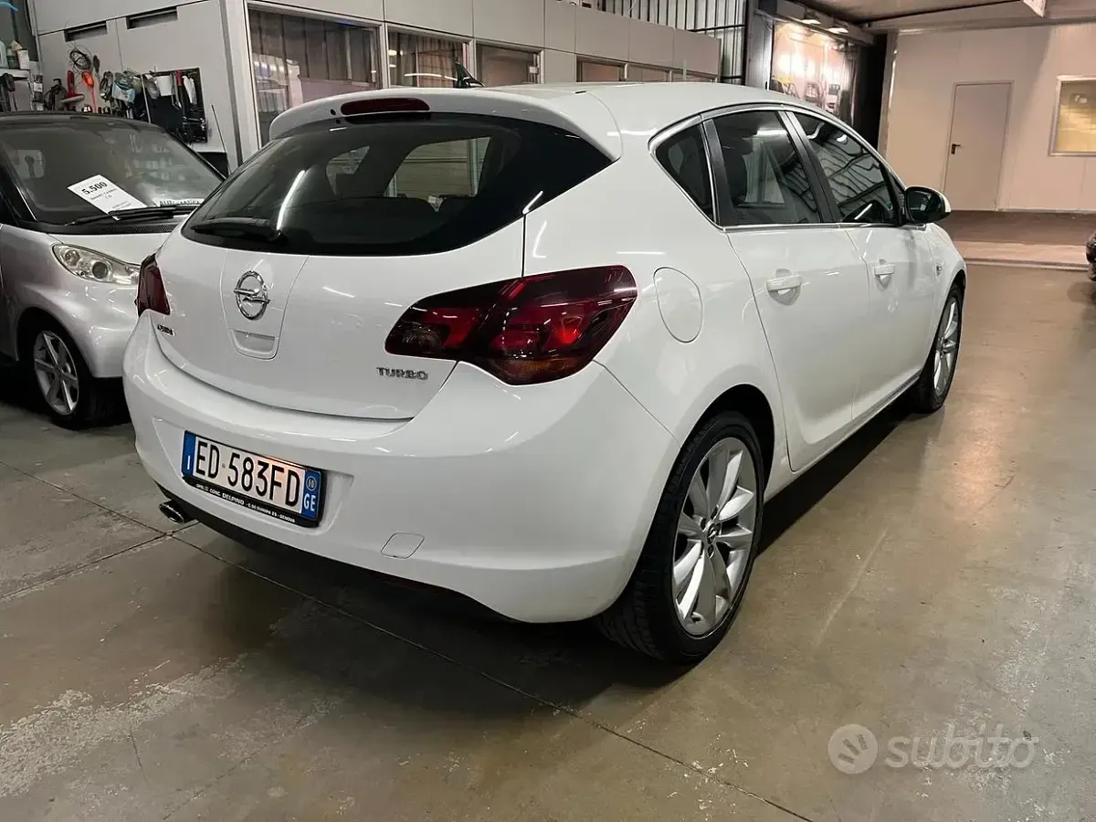 Usata Opel Astra 140 CV (102 kW) 2010 Bianco Berlina