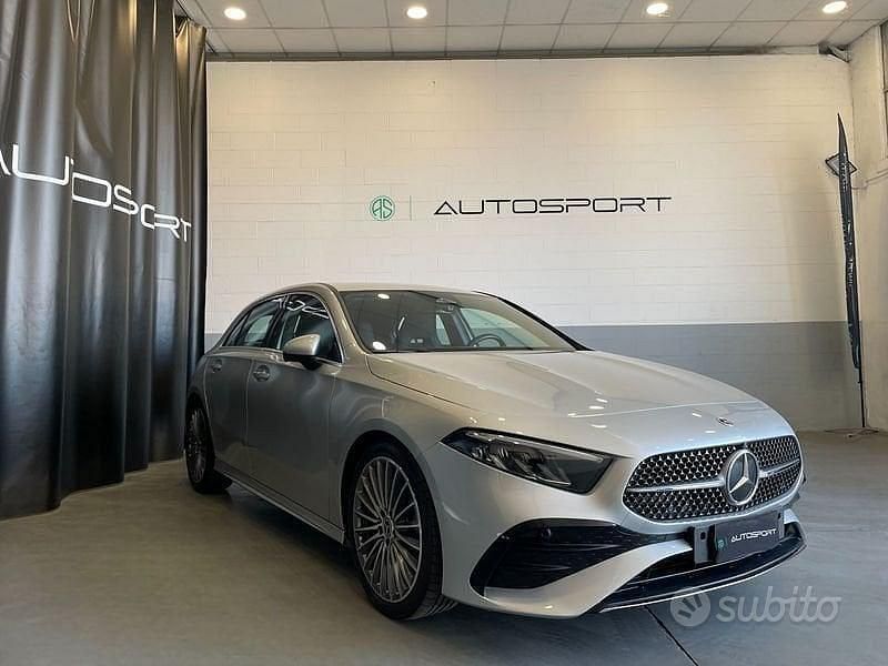 Argento Usata 2023 Mercedes A200 AMG line Tre volumi | 32.800 € (Buon prezzo) - Immagine 1/4