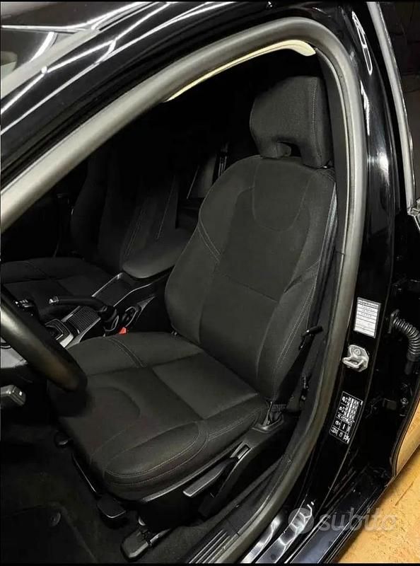 Usata Volvo V40 120 CV (88 kW) 2018 Nero Station wagon