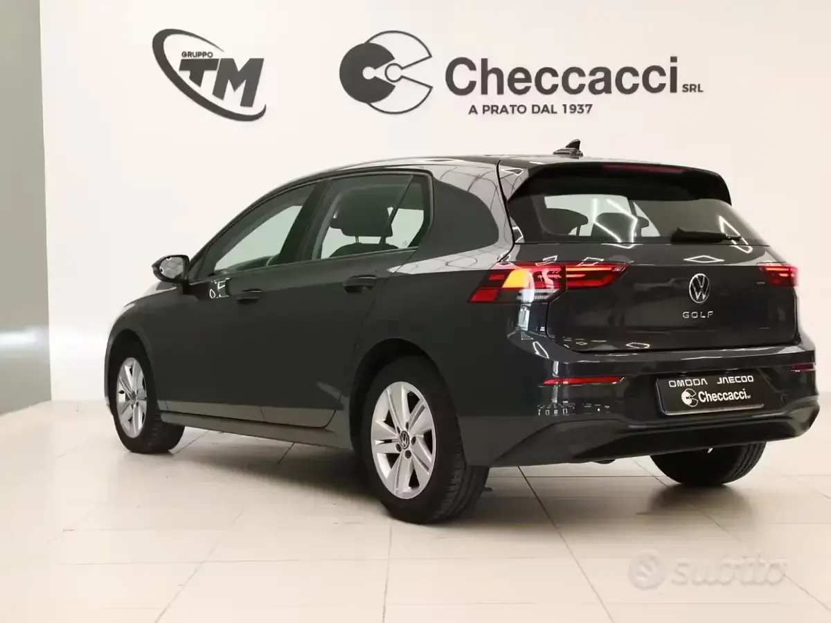 Usata VW Golf VIII Life 110 CV (80 kW) 2021 Grigio Berlina