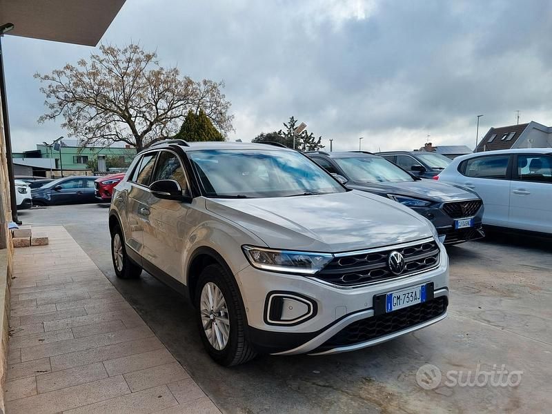 Usata VW T-Roc Life 110 CV (80 kW) 2023 Beige SUV