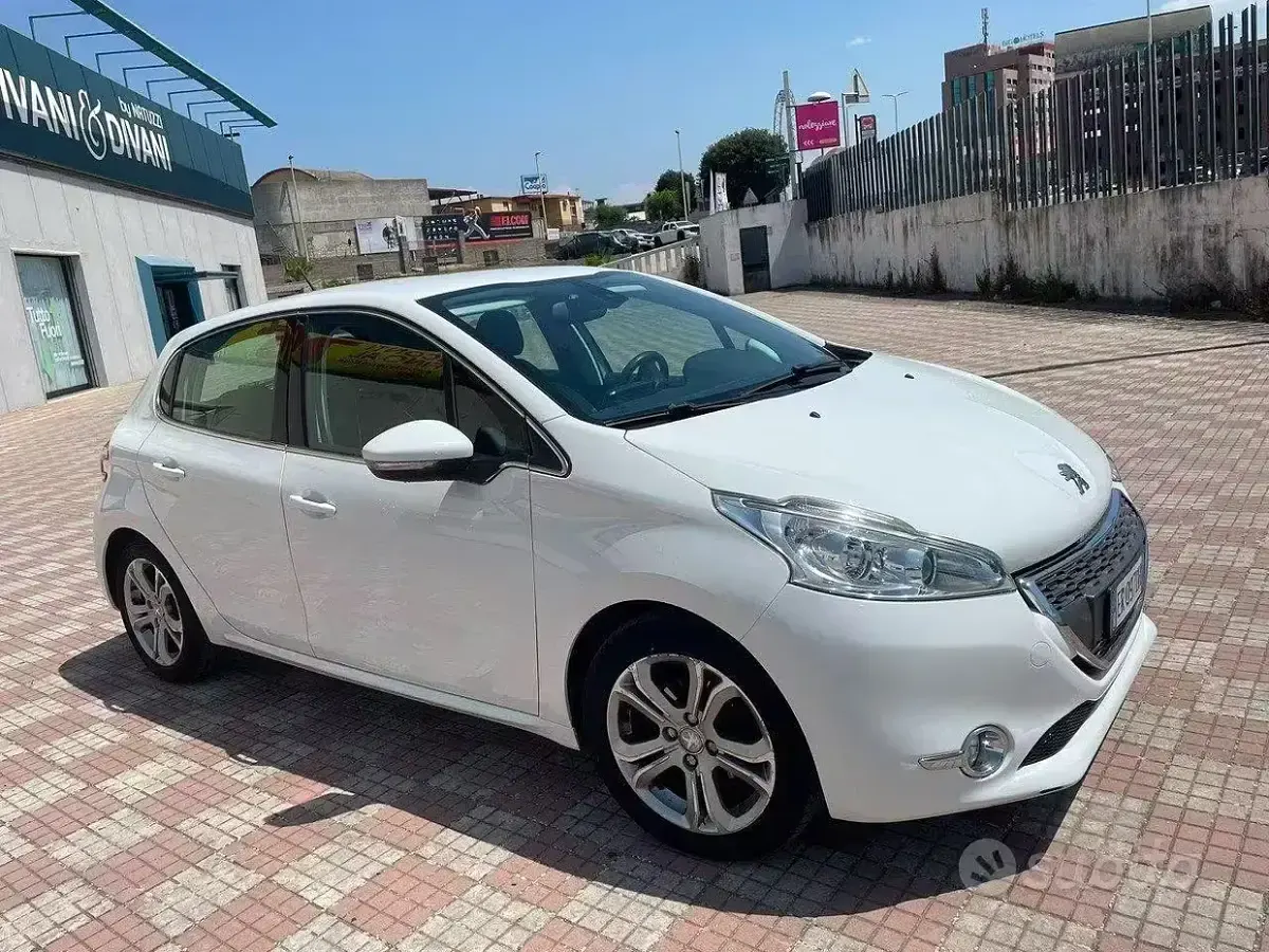 Usata Peugeot 208 68 CV (50 kW) 2013 Bianco Utilitaria