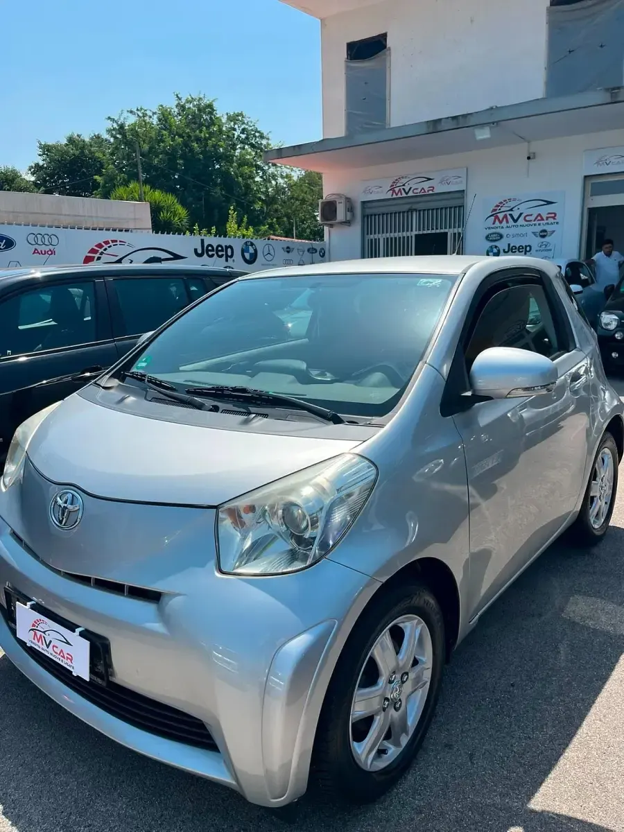 Usata Toyota iQ Sol 68 CV (50 kW) 2010 Argento Utilitaria