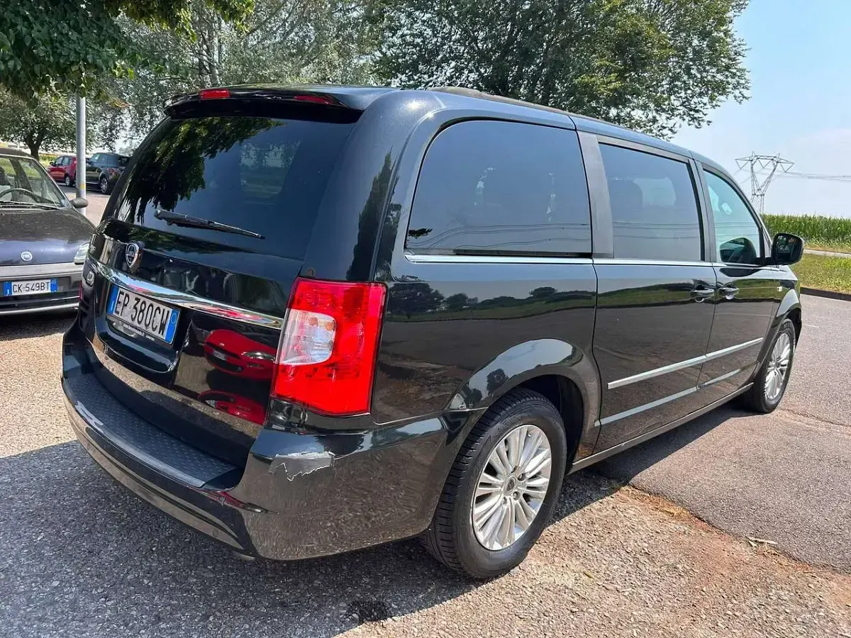 Usata Lancia Voyager Platinum 163 CV (119 kW) 2013 Nero Monovolume