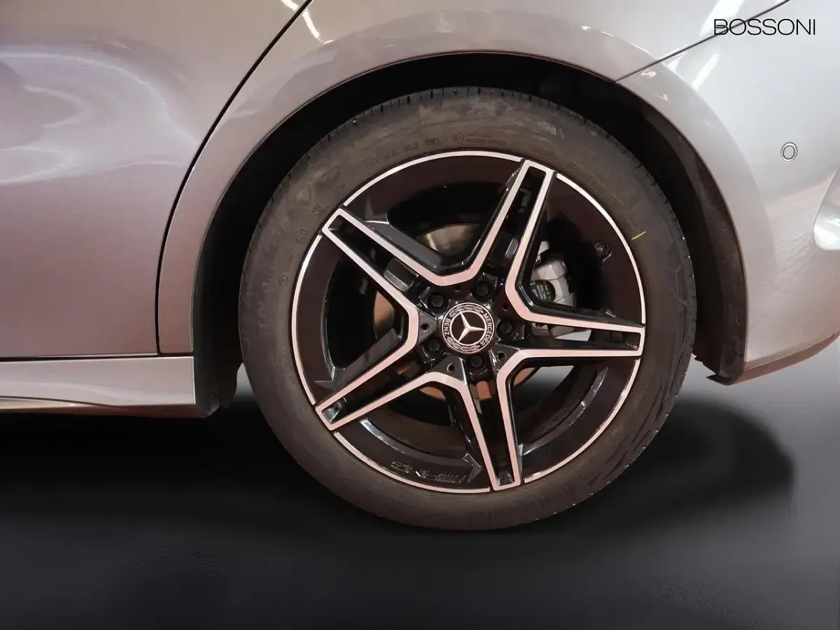Usata Mercedes B180 Premium 116 CV (85 kW) 2022 Grigio ardesia metallizzato/grigio ardesia metallizzato Utilitaria