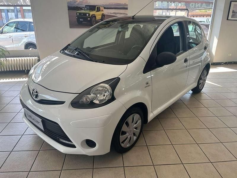 Bianco Usata 2014 Toyota Aygo Connect Style Due volumi | 5900 € (Buon prezzo) - Immagine 1/4