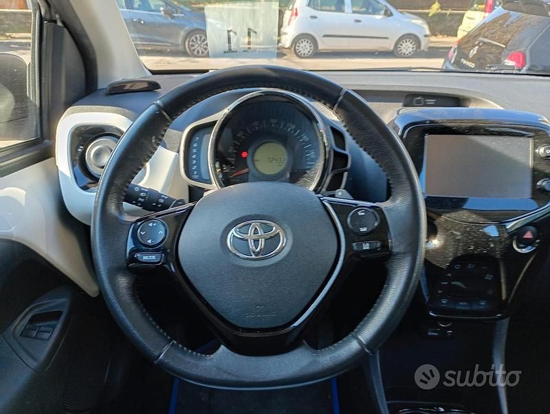 Brugt Toyota Aygo X-wave 69 HK (50 kW) 2017 Hvid Hatchback