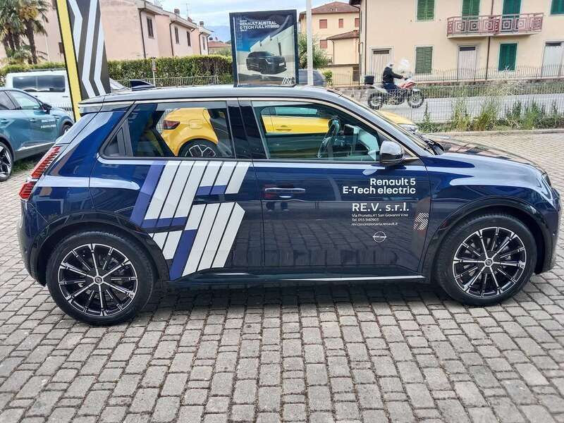 Usata Renault R5 Iconic 77 kW (106 CV) 2024 Blu notturno Utilitaria
