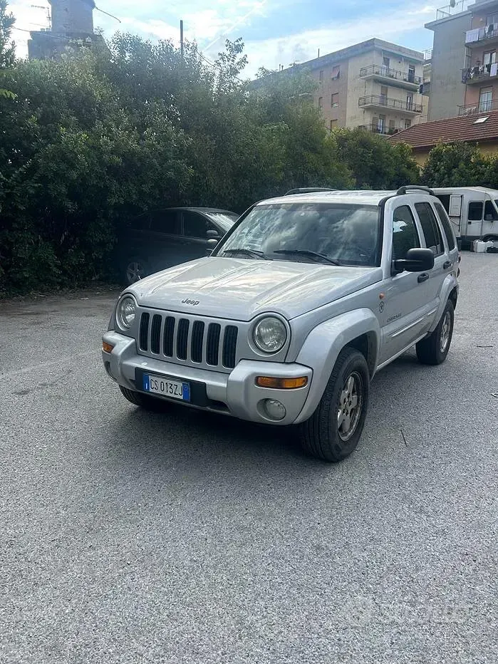 Usata Jeep Cherokee Sport 143 CV (105 kW) 2004 Grigio SUV