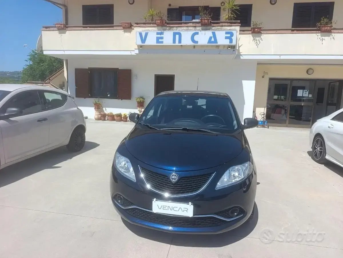 Usado Lancia Ypsilon Silver 69 HP (50 kW) 2026 Azul Citadino