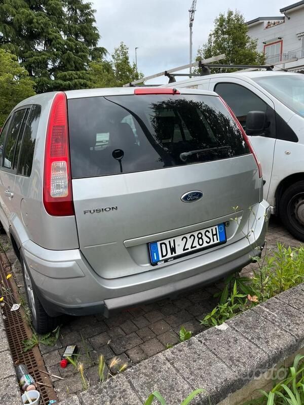 Usata 2009 Ford Fusion Due volumi | 2500 € (Ottimo prezzo) - Immagine 1/4