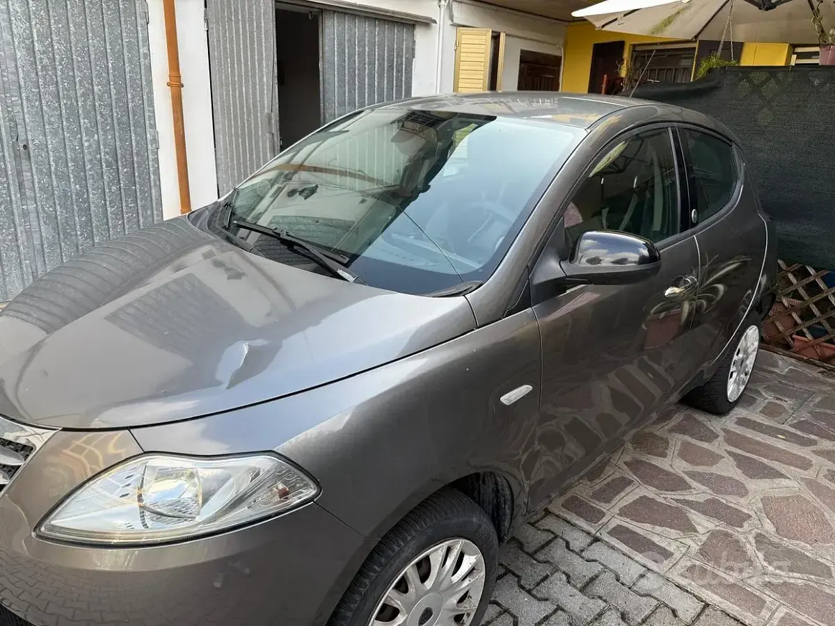Usata Lancia Ypsilon 85 CV (62 kW) 2013 Grigio Utilitaria