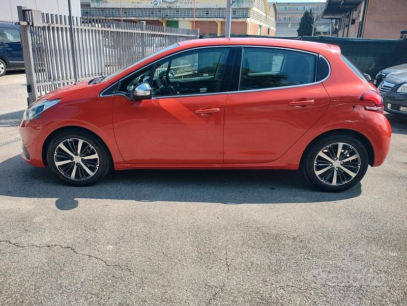Usata Peugeot 208 GT-line 110 CV (80 kW) 2017 Arancione Utilitaria