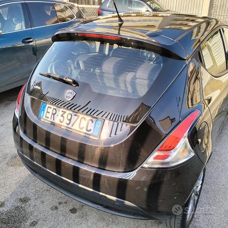 Usata Lancia Ypsilon 85 CV (62 kW) 2013 Nero Utilitaria