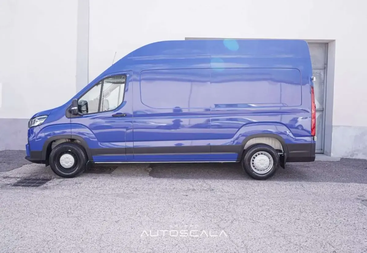 Usata Maxus V90 150 CV (110 kW) 2024 Blu con pellicola wrapping (c Furgone