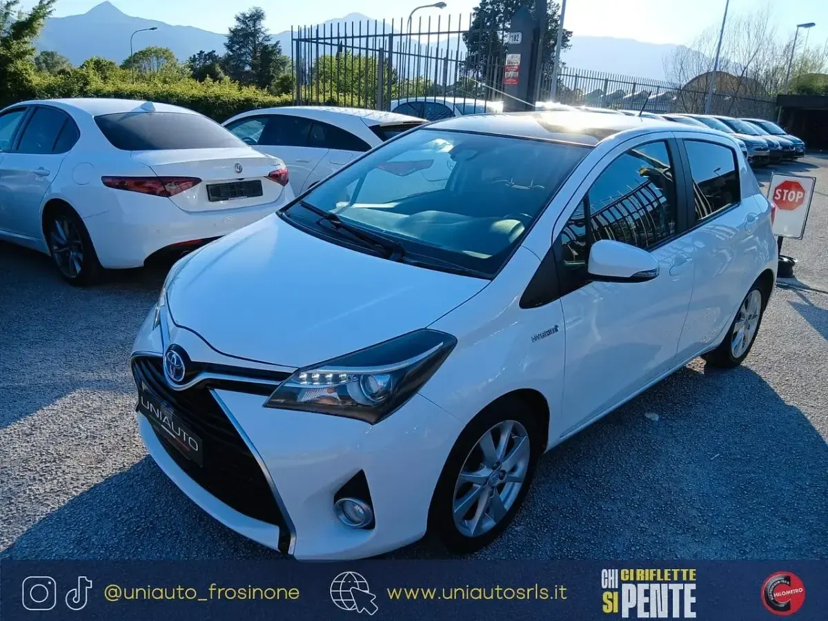 Usata Toyota Yaris Hybrid Cool 73 CV (53 kW) 2015 Bianco Berlina