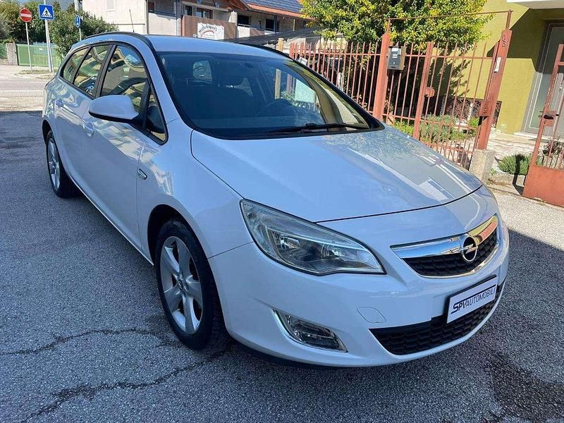 Bianco Usata 2013 Opel Astra Cosmo Station wagon | 4900 € (Buon prezzo) - Immagine 1/4