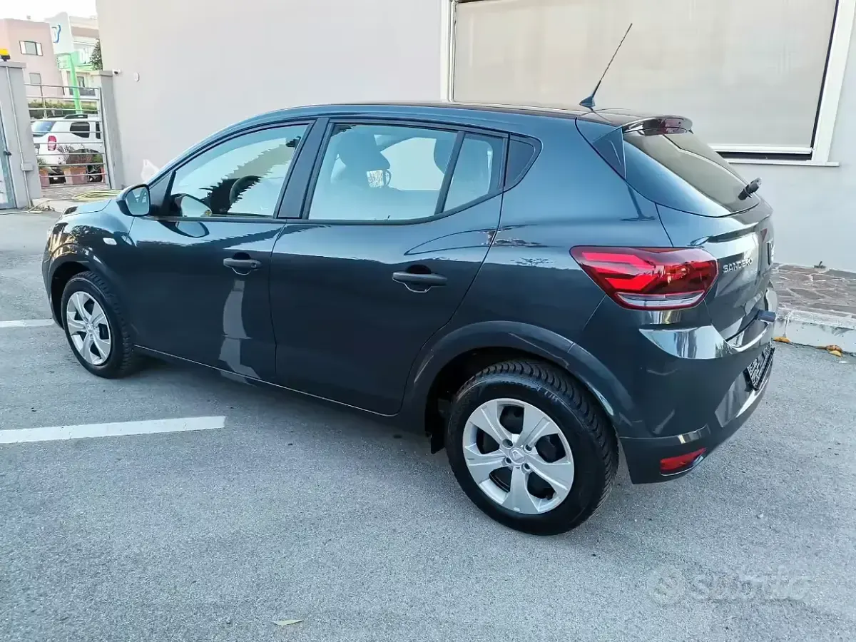 Usata Dacia Sandero Essentiel 101 CV (74 kW) 2022 Grigio Berlina
