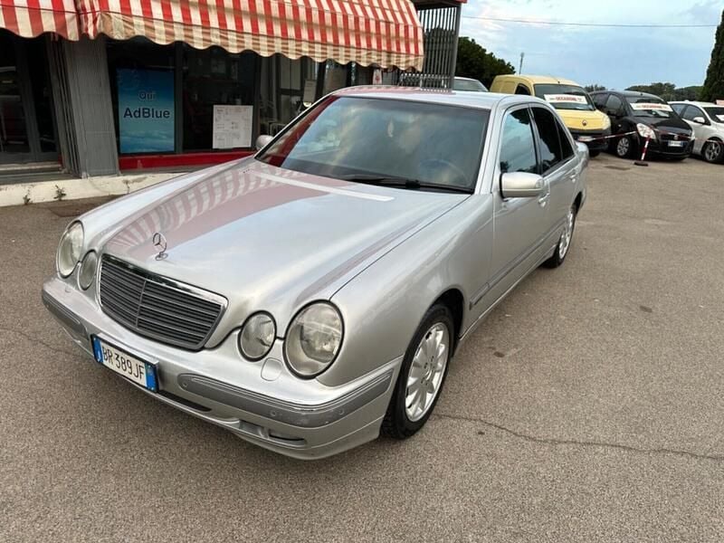 Usata Mercedes E220 Classic 143 CV (105 kW) 2001 Argento Berlina