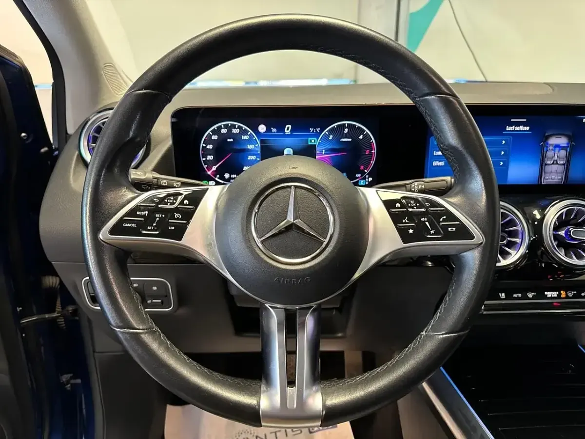 Usata Mercedes B180 AMG Line Premium Plus 116 CV (85 kW) 2023 Blu/azzurro Utilitaria