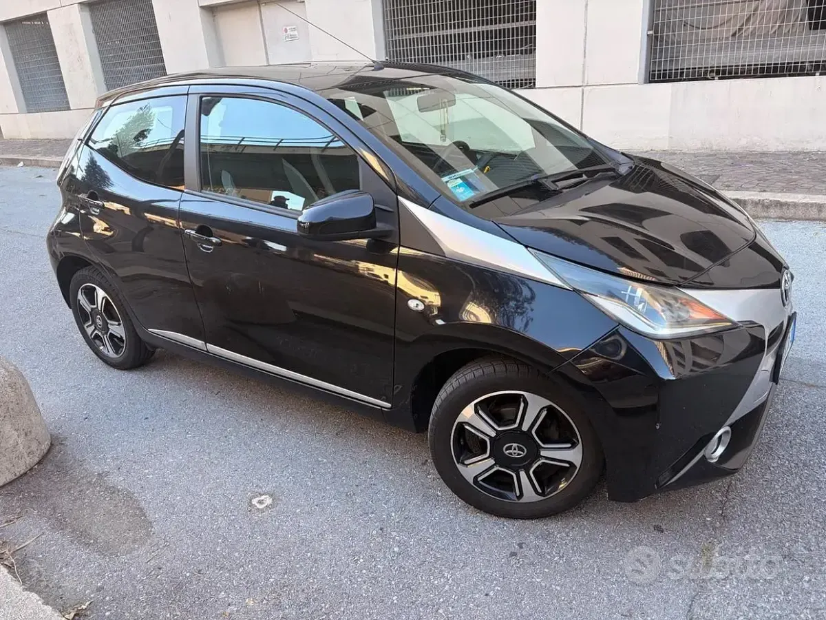 Usata Toyota Aygo X-clusiv 69 CV (50 kW) 2015 Grigio Utilitaria