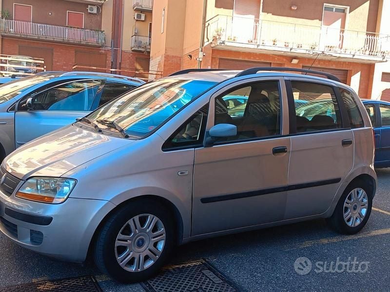 Grigio Usata 2005 Fiat Idea Monovolume | 2800 € (Buon prezzo) - Immagine 1/4