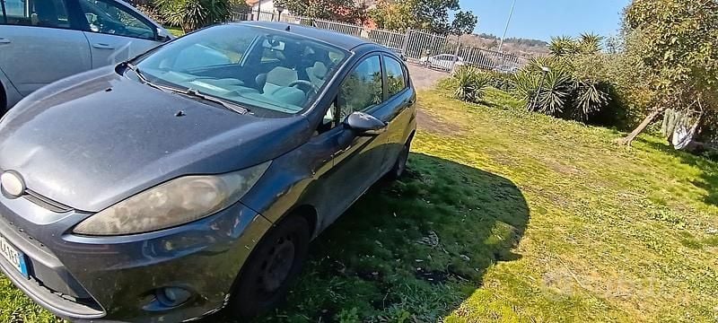 Usata Ford Fiesta 96 CV (70 kW) 2011 Grigio Utilitaria