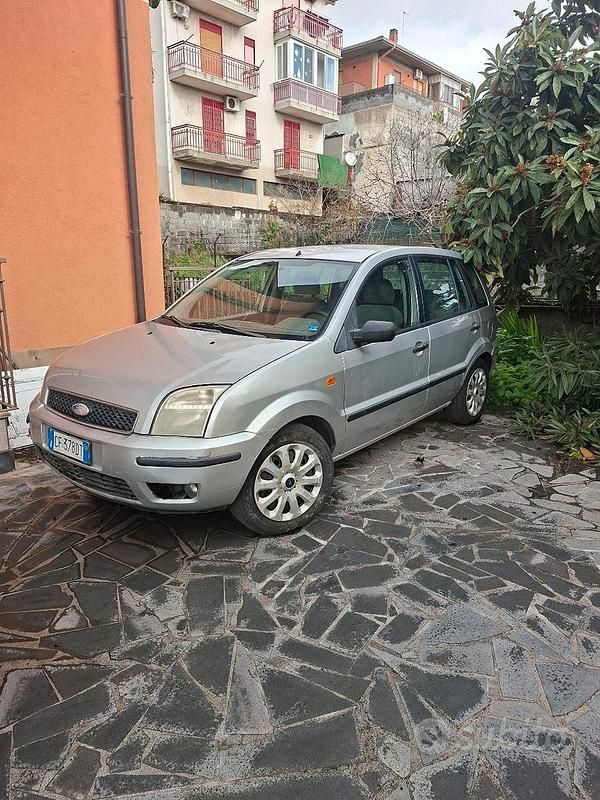 Grigio Usata 2003 Ford Fusion Tre volumi | 2000 € - Immagine 1/4