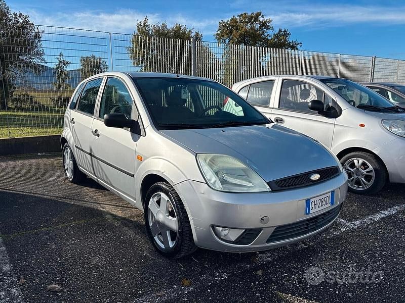 Usata Ford Fiesta 75 CV (55 kW) 2003 Grigio Berlina
