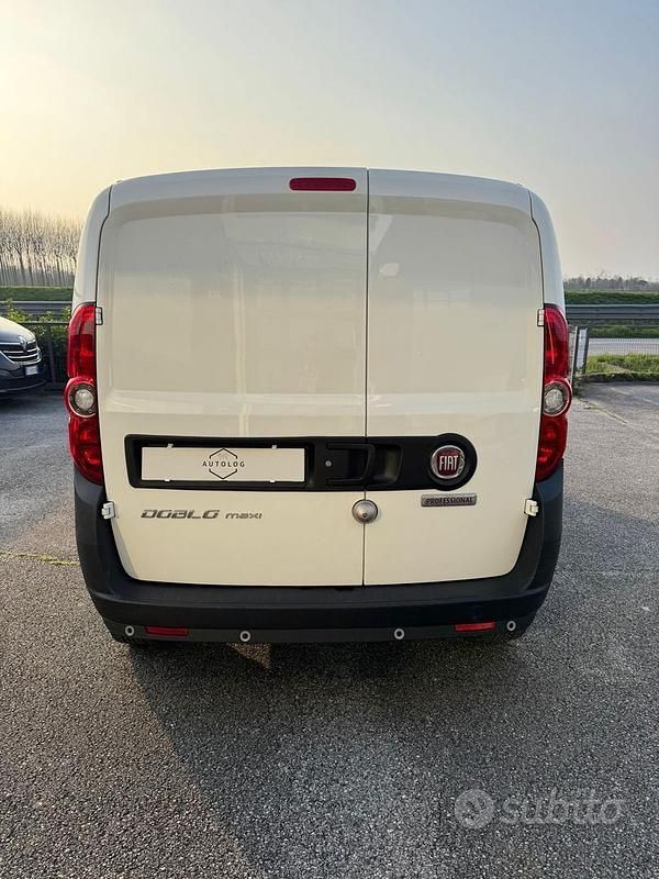 Usata Fiat Doblò S 105 CV (77 kW) 2022 Bianco Monovolume