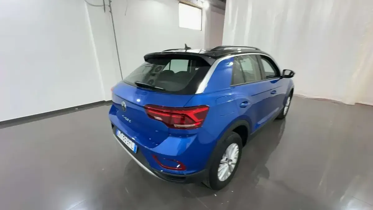Usata VW T-Roc Life 110 CV (80 kW) 2023 Blu/azzurro SUV
