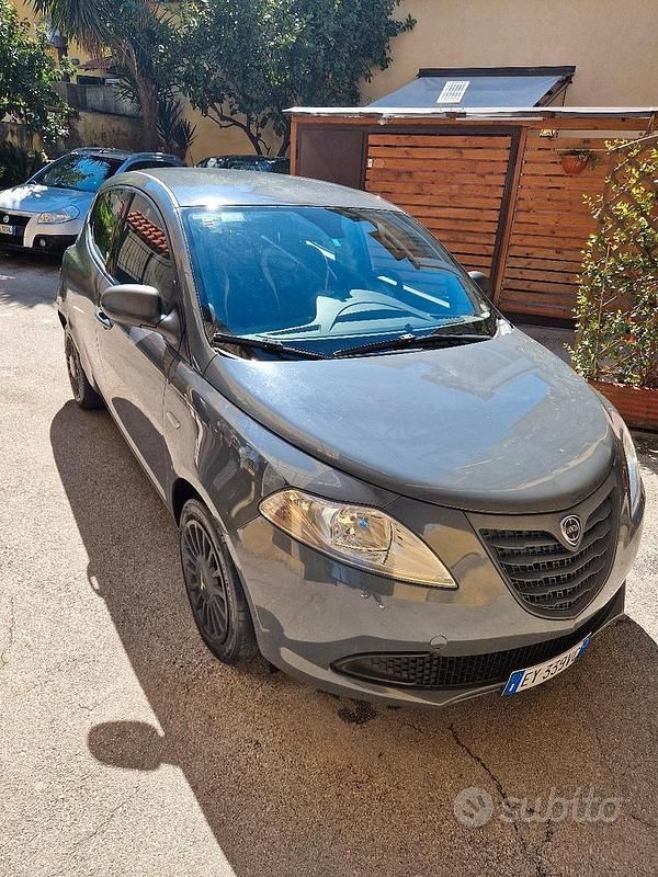 Usata Lancia Ypsilon 95 CV (69 kW) 2015 Grigio Utilitaria