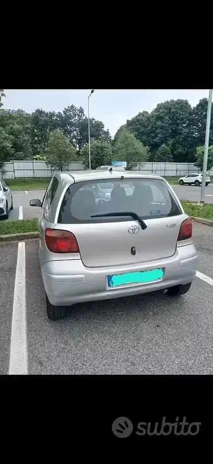 Usata Toyota Yaris 65 CV (47 kW) 2005 Grigio Utilitaria
