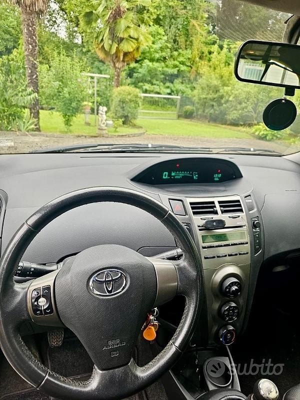 Usata Toyota Yaris 69 CV (50 kW) 2009 Bianco Berlina