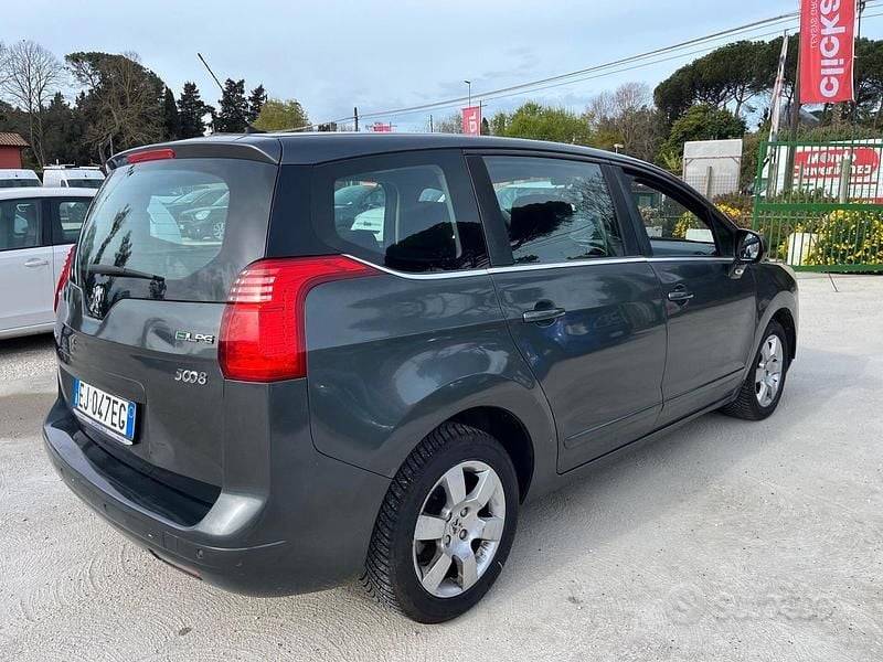 Usata Peugeot 5008 Premium 120 CV (88 kW) 2011 Grigio Monovolume