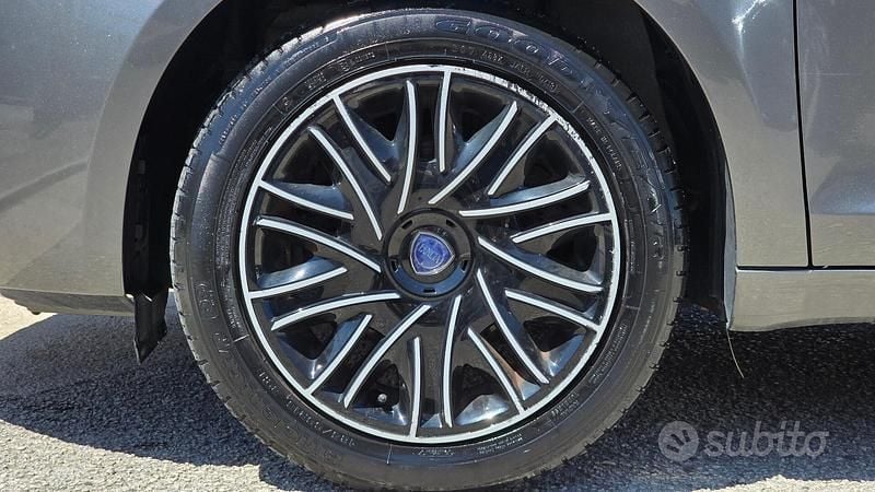 Usata Lancia Ypsilon Gold 69 CV (50 kW) 2018 Grigio Utilitaria