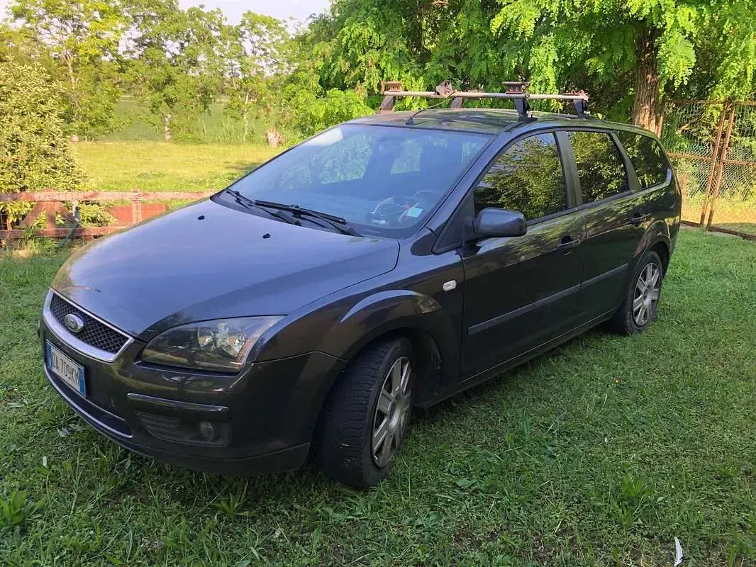 Begagnad Ford Focus Ghia 116 HK (85 kW) 2006 Kombi