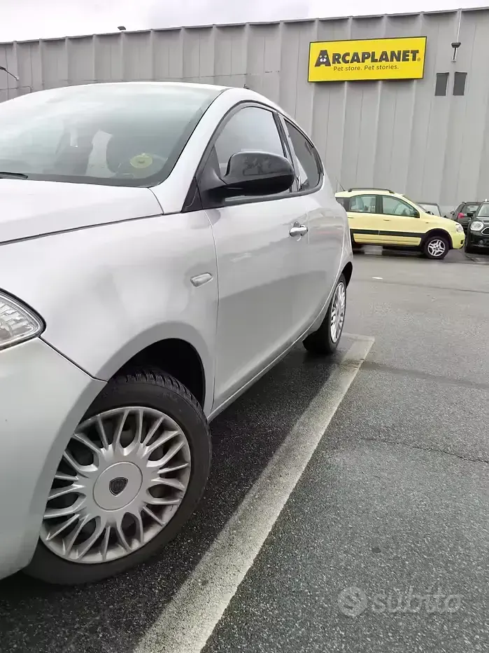 Usata Lancia Ypsilon 69 CV (50 kW) 2017 Grigio Utilitaria