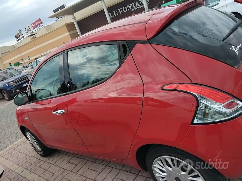Usata Lancia Ypsilon Gold 69 CV (50 kW) 2017 Rosso Utilitaria