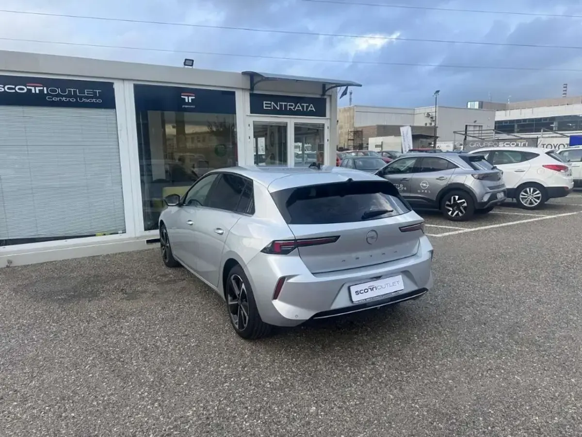 Usata Opel Astra Elegance 130 CV (95 kW) 2024 Kristall silver Utilitaria