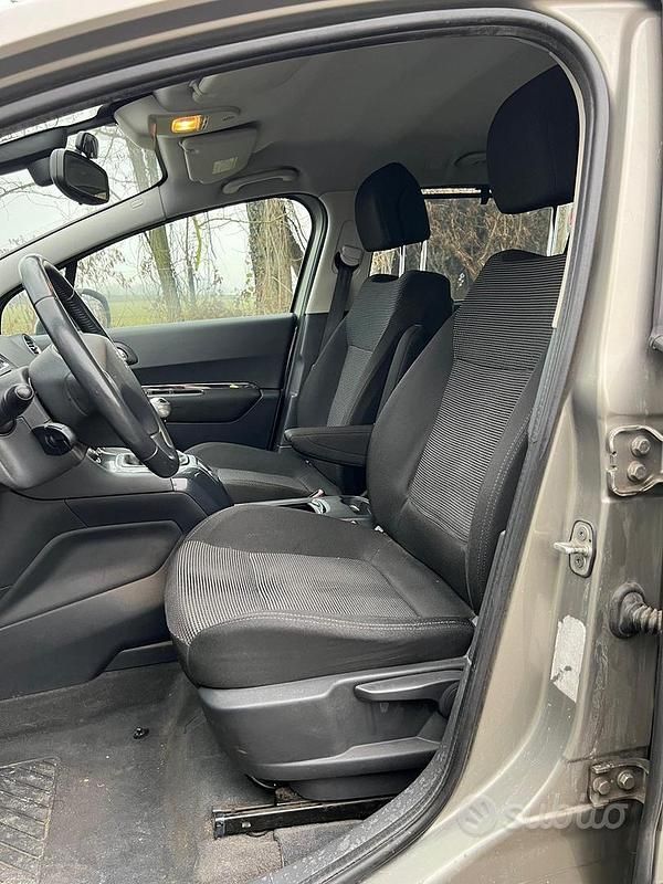 Usata Peugeot 5008 112 CV (82 kW) 2010 Grigio Monovolume