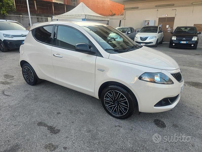 Usata Lancia Ypsilon Gold 69 CV (50 kW) 2022 Beige Utilitaria