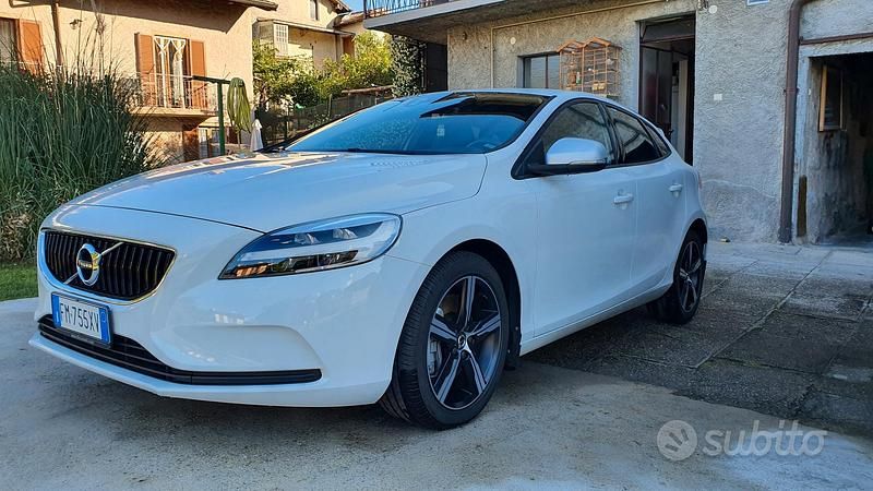 Usata Volvo V40 150 CV (110 kW) 2018 Bianco Berlina