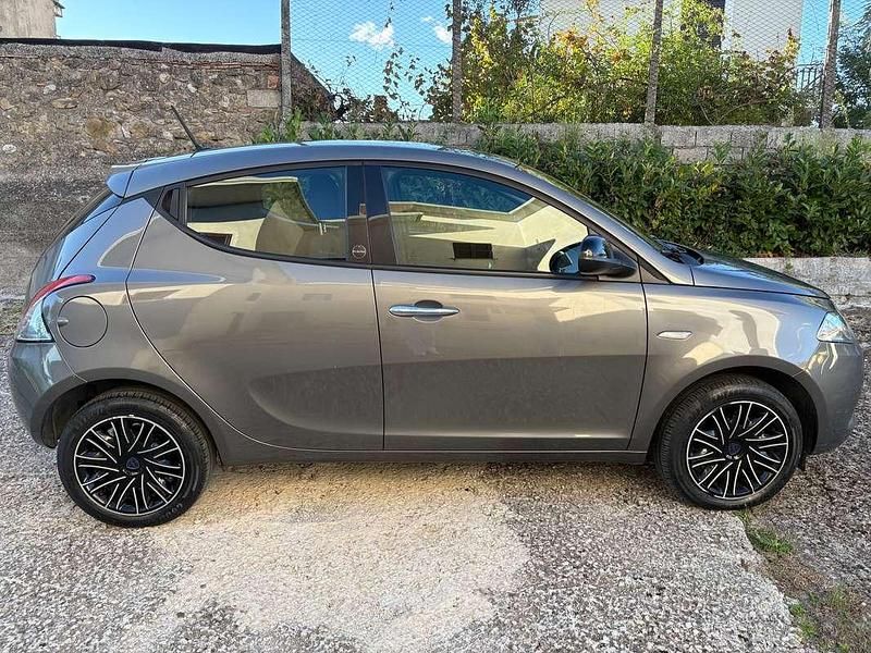 Usata Lancia Ypsilon Gold 69 CV (50 kW) 2021 Grigio Utilitaria