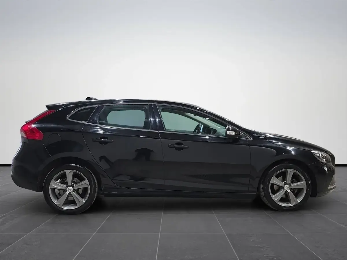 Usata Volvo V40 Kinetic 120 CV (88 kW) 2017 Nero met. Berlina