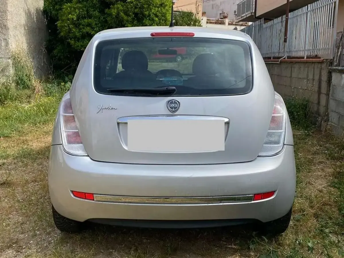 Usata Lancia Ypsilon 69 CV (50 kW) 2011 Argento Utilitaria